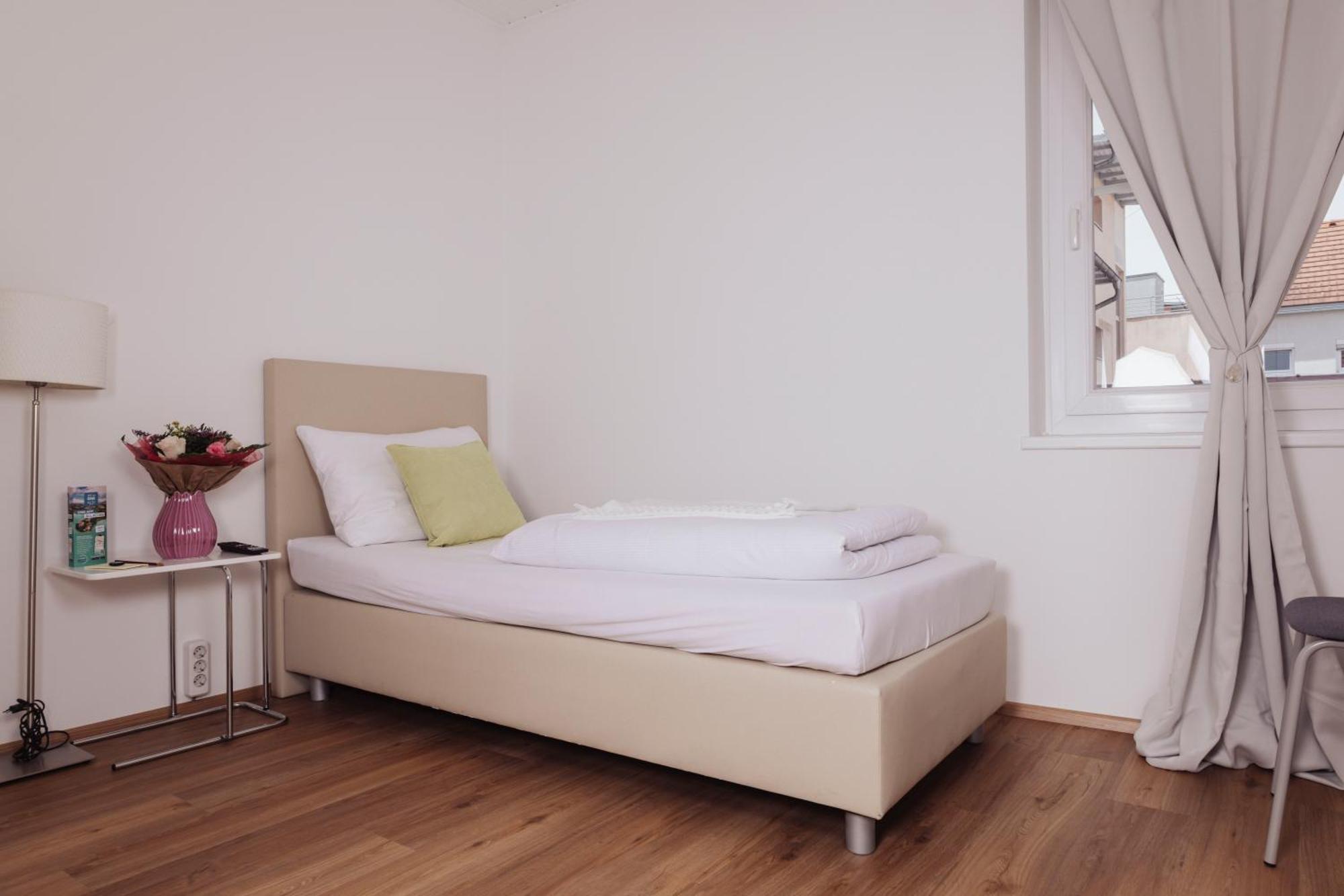 Cityhotel Am Domplatz Self-Checkin كلاغنفورت المظهر الخارجي الصورة